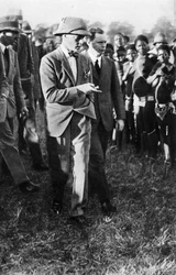 Der Prinz von Wales und eine Gruppe von Usuta-Tänzern, Zululand, 1925
