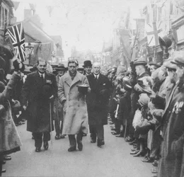 Der Prinz von Wales wird von den Menschen in Porth, Glamorgan, während eines Besuchs in Wales begrüßt, 1932-1936
