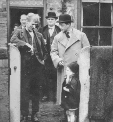 Der Prinz von Wales besucht ein Bergarbeiterhaus im Nordosten Englands, 1929, 1936