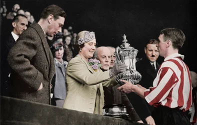 Die Königin überreicht den Pokal