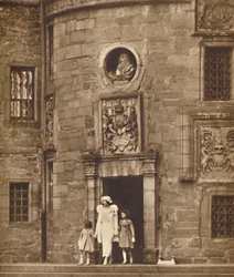Die Königin in ihrem alten Zuhause, Glamis Castle, ca. 1936, 1937