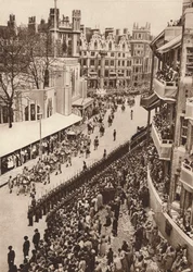 Die Staatskutsche verlässt nach der Krönung von König Georg VI. die Westminster Abbey, 1937