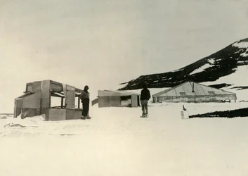 Die Winterquartiere der Discovery-Expedition am Hut Point, ca. 1908, 1909