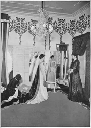 Die letzten Handgriffe einer Schneiderin, London, ca. 1901