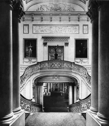 Die große Treppe im Buckingham Palace, London, 1935