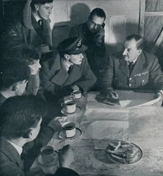 Der Überfall ist vorbei, aber die Aufgabe der Besatzung ist noch nicht beendet, 1941