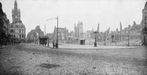 Die Ruinen und der Glockenturm von Douai, Frankreich, 1918