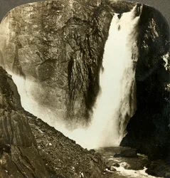 Die brodelnden Wasser des mächtigen Voringfos, einer der größten Wasserfälle Norwegens, ca. 1905
