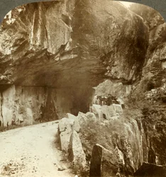 Die wunderbare Bratlandsdal-Straße, durch Felswände aus massivem Fels gesprengt, Norwegen, ca. 1905
