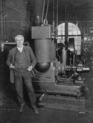 Thomas Alva Edison, amerikanischer Erfinder, mit seinem ersten Dynamo zur Erzeugung von elektrischem Licht, 1880er Jahre