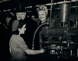 Inspektionsrundgang in einer Waffenfabrik