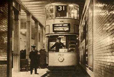 Straßenbahn in der Kingsway-U-Bahn, London, 1931, 1933