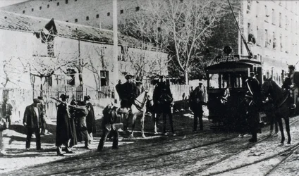Straßenbahnstreik in Madrid, die Guardia Civil geht gegen Streikende vor, die versuchen, eine Straßenbahn anzuhalten, veröffentlicht in der Zeitschrift "Nuevo Mundo", Dezember 1919