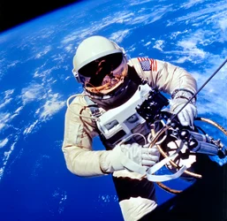 US-Astronaut Edward H. White II führt externe Aufgaben durch