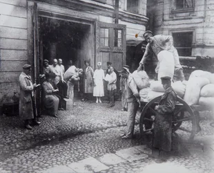 Entladen von Lebensmitteln, das Haus der Wissenschaftler, Petrograd, Russland, um 1920-1924