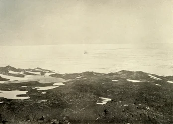 Blick vom Hohen Hügel...Das Schiff im losen Packeis, ca. 1908, 1909
