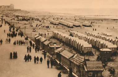 Blick auf die Esplanade in Richtung Palace Hotel und Kabinen, ca. 1928