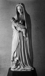 Jungfrau und Kind, Skulptur zugeschrieben John of Cambrai (spätes 14. Jahrhundert), 1408, Kirche der Celestins, Marcoussis (Essonne)