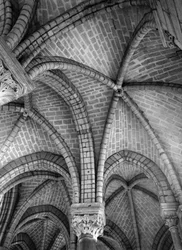 Gewölbe des Chorumgangs. Innenansicht der Basilika Saint Denis in Saint-Denis, Seine Saint Denis, Ile de France. Fotografie.