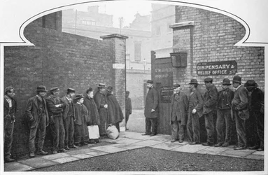 Warten auf den Eintritt ins St. Marylebone Arbeitshaus, Luxborough Street, London, ca. 1901-1903
