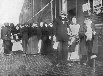 Warten auf Hilfsrationen in Brügge, 1915