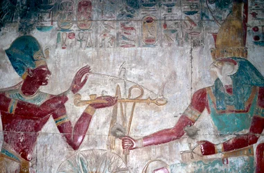 Wandmalerei Detail von Sethos I vor Horus, Tempel von Sethos I, Abydos, Ägypten