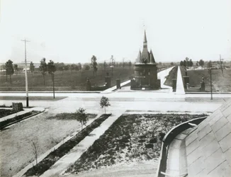 Washington Terrace westlich vom Union Boulevard. Erstes Wohnhaus im Bau hinter den Toren