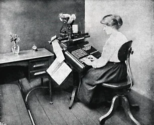 Frau an der Monotype-Tastatur, 1917