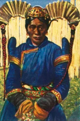 Frau mit traditioneller Kopfbedeckung, Mongolei, ca. 1928
