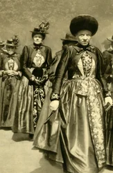 Frauen in traditioneller Tracht, Schruns, Vorarlberg, Österreich, ca. 1935