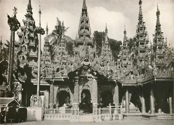 Holzgeschnitzte Schreine mit Glasmosaikarbeiten an der Shwe Dagon Pagode, Rangun, 1900