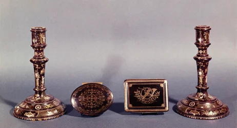 Ein Paar Louis XVI Kerzenhalter, eingelegt mit Gold und Perlmutt, mit zwei englischen 18. Jahrhundert Pique-Point-Boxen