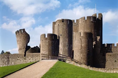 Caerphilly Castle, Außenansicht mit Brücke und schiefem Turm, Glamorgan, Wales, fertiggestellt 1277