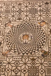 Carmona, Provinz Sevilla, Spanien. Römisches Mosaik der Medusa im Rathaus.