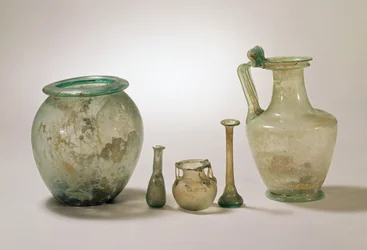 Sammlung römischer Gläser: Aschenurne; Begräbnisglas und Krug, 1.-4. Jahrhundert