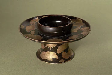 Tassenständer mit Nashiji-Dekoration (Technik, bei der unregelmäßig geformte und verteilte Goldfolienstücke unter der Oberfläche liegen), japanisch, 19. Jahrhundert