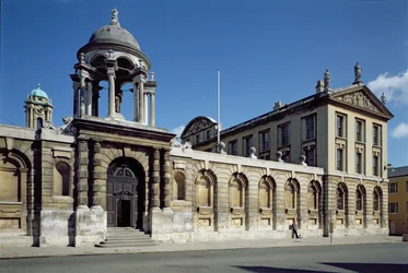 Außenansicht des vorderen Hofes des Queens College, Oxford, erbaut 1709-34