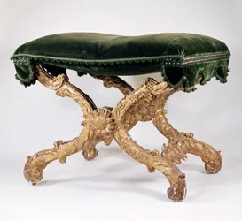 Französischer Regency X-Rahmen Hocker, 1700-1720, aus vergoldetem Holz mit gepolstertem Sitz, Blätter- und Flammenmotiv, Sonnenblume am Schnittpunkt