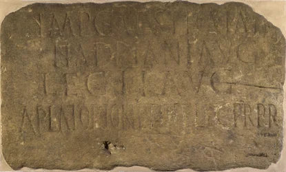 Inschrift von Meilenkastell 38 an Hadrians Mauer, die den Bau des Meilenkastells durch die 2. Legion Augusta, 122-125 n. Chr., dokumentiert