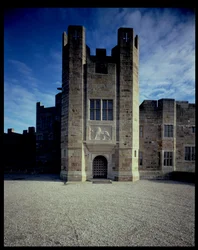 Haupteingang von Castle Drogo, entworfen von Sir Edwin Lutyens (1869-1944) 1910-30