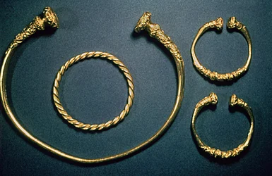 Halskette und Armbänder aus Waldalgesheim, Mitte 4. Jahrhundert (Gold)