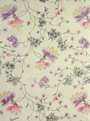 Bemaltes Material mit naturalistischen Blumen