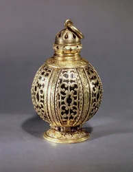 Pomander, verziert mit ziseliertem Rankenwerk, das schwarzes Email umschließt, vergoldetes Silber, wahrscheinlich englisch, um 1580