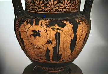 Rotfiguriger Krater, darstellend einen Krieger, der aus der Schlacht zurückkehrt