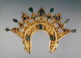 Russisches Diadem, Gold mit Perlen und Halbedelsteinen besetzt, frühes 17. Jahrhundert