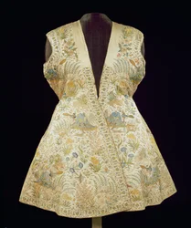 Satin-Jagdrock bestickt mit Seiden im Kettenstich, Nordindisch (Mughal), erste Hälfte des 17. Jahrhunderts