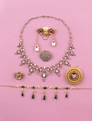 Auswahl an viktorianischem Schmuck: Turmalin- und geteilte Perlen-Fransen-Halskette; Rosendiamant-Ovalbrosche; Opal- und Diamant-Halskette; Cabochon-Amethyst-Sternbrosche; Essex-Kristall eines fauchenden Tigers