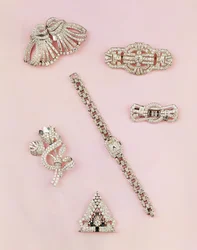 Auswahl an Diamantschmuck: Baguette- und Marquise-förmige Diamant-Spray-Brosche; Art-Deco-Diamant-Clip; Panel-Diamant-Brosche; Damen-Oblong-Gehäuse-Diamant-Uhr