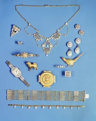 Auswahl an Schmuck: Perlen- und Goldanhänger; Art Deco Diamantbrosche; Perlenohrringe; keltische Goldbrosche; Edwardianisches Kettenarmband; Fasanenbrosche; Goldarmreif mit Halbperlen