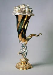 Silbervergoldeter Standbecher in Form eines Füllhorns mit Repoussé-Dekoration von D.T. Moye, Hamburg, frühes 17. Jahrhundert